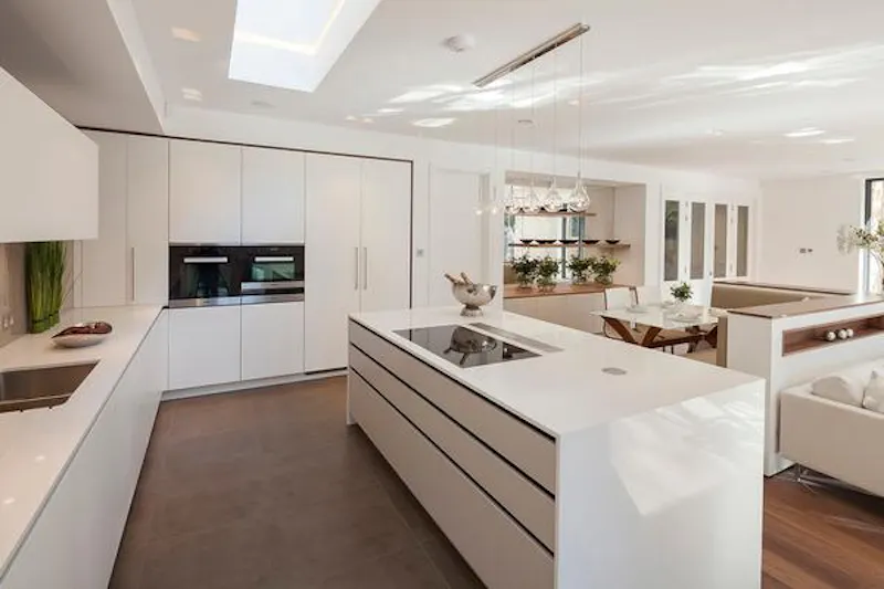 Kitchen at Luxurious Sheen family house, D2225 (photo 13)