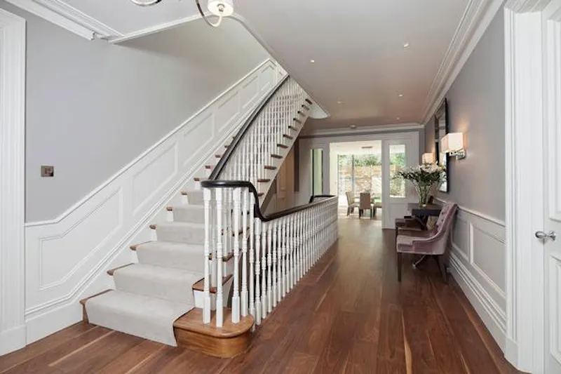 Staircase at Luxurious Sheen family house, D2225 (photo 2)