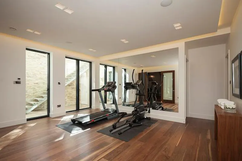 Gym at Luxurious Sheen family house, D2225 (photo 48)
