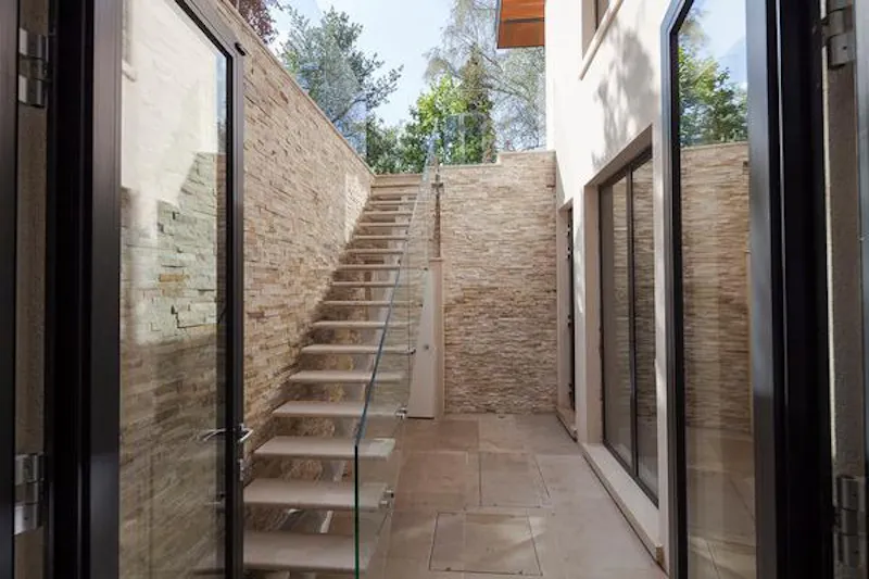 Luxurious Sheen family house, D2225 (photo 47)