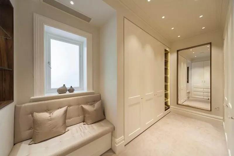 Dressing room at Luxurious Sheen family house, D2225 (photo 39)