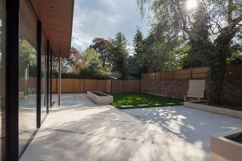 Garden at Luxurious Sheen family house, D2225 (photo 54)