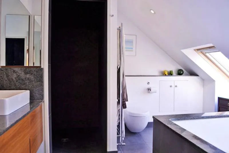 Bathroom at Wandsworth family house, B1697 (photo 39)