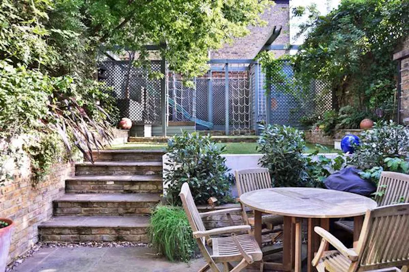 Garden at Wandsworth family house, B1697 (photo 40)