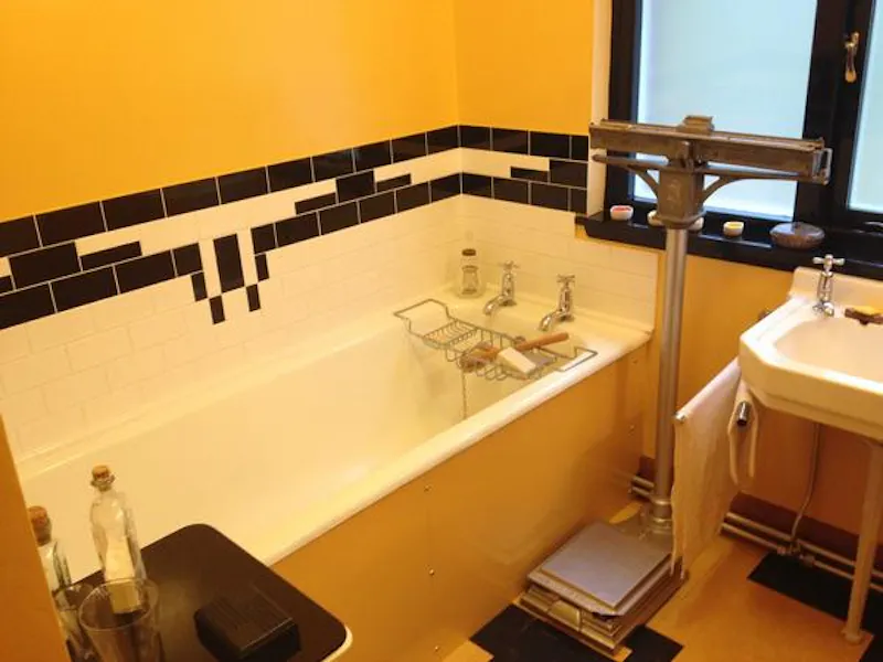 Bathroom at Film location D2226 in Scotland (photo 20)