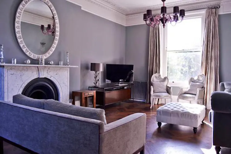 Drawing room at Smart Putney house, B1698 (photo 4)