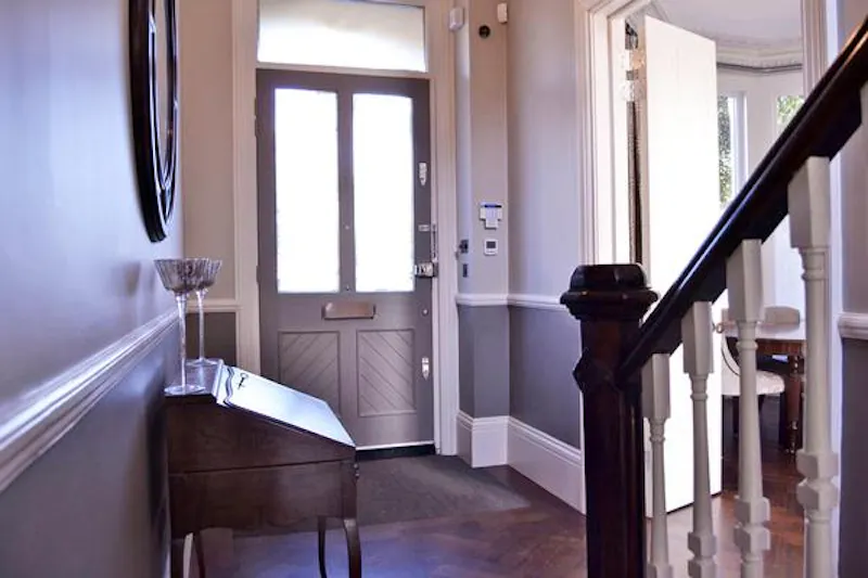 Entrance hall at Smart Putney house, B1698 (photo 2)