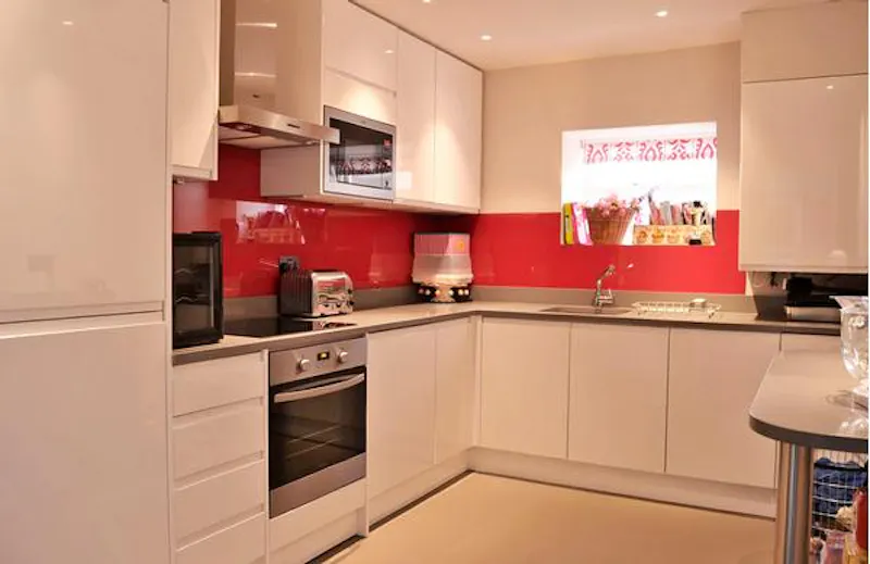 Kitchen at Smart Putney house, B1698 (photo 28)