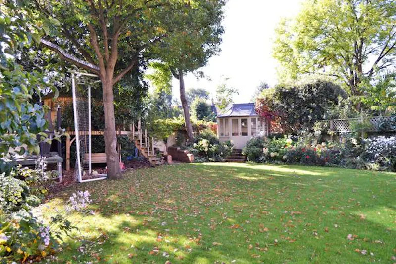 Garden at Smart Putney house, B1698 (photo 42)