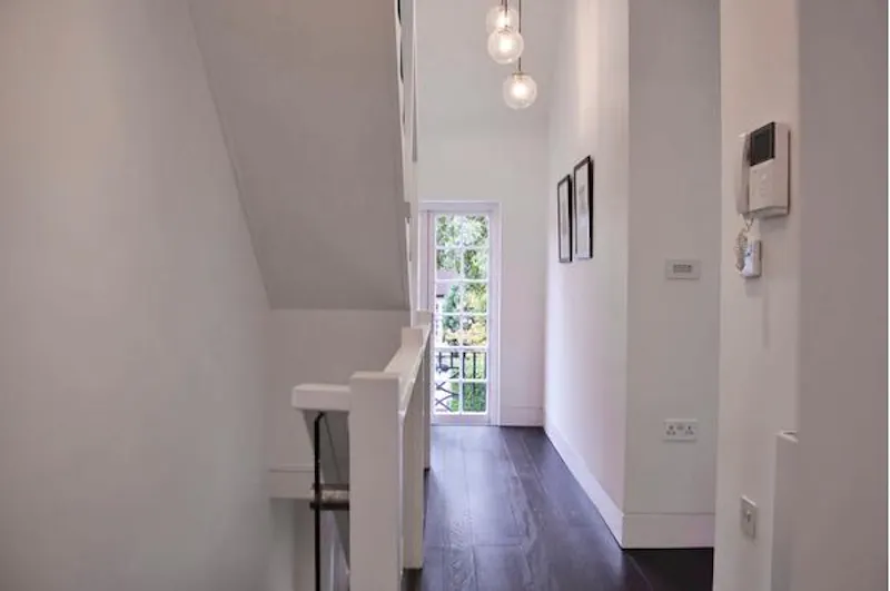 Entrance hall at Film location D2227 in London (photo 16)