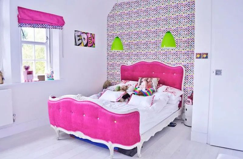 Bedroom at Film location D2227 in London (photo 23)