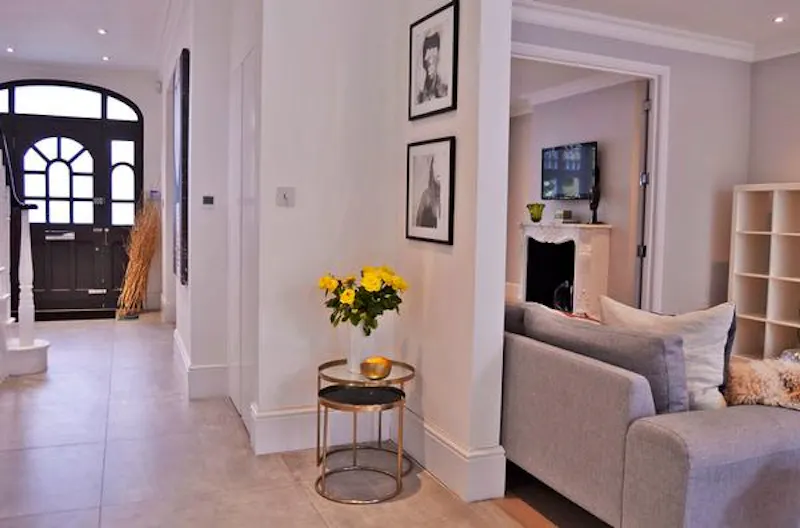 Entrance hall at Finchley family house, D2228 (photo 2)