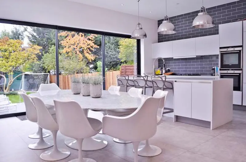 Dining room at Finchley family house, D2228 (photo 14)