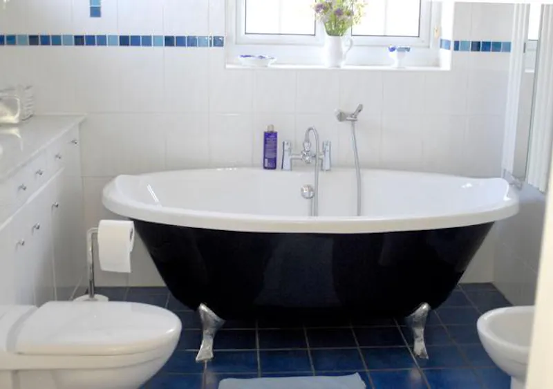 Bathroom at Film location D2279 in London (photo 29)