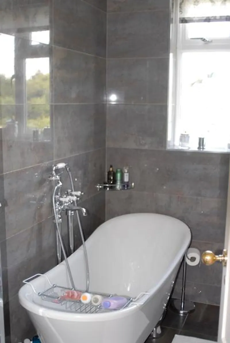 Bathroom at Film location D2279 in London (photo 35)
