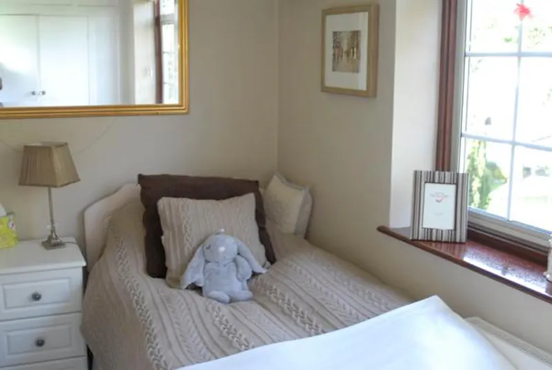 Bedroom - child's at Film location D2279 in London (photo 37)