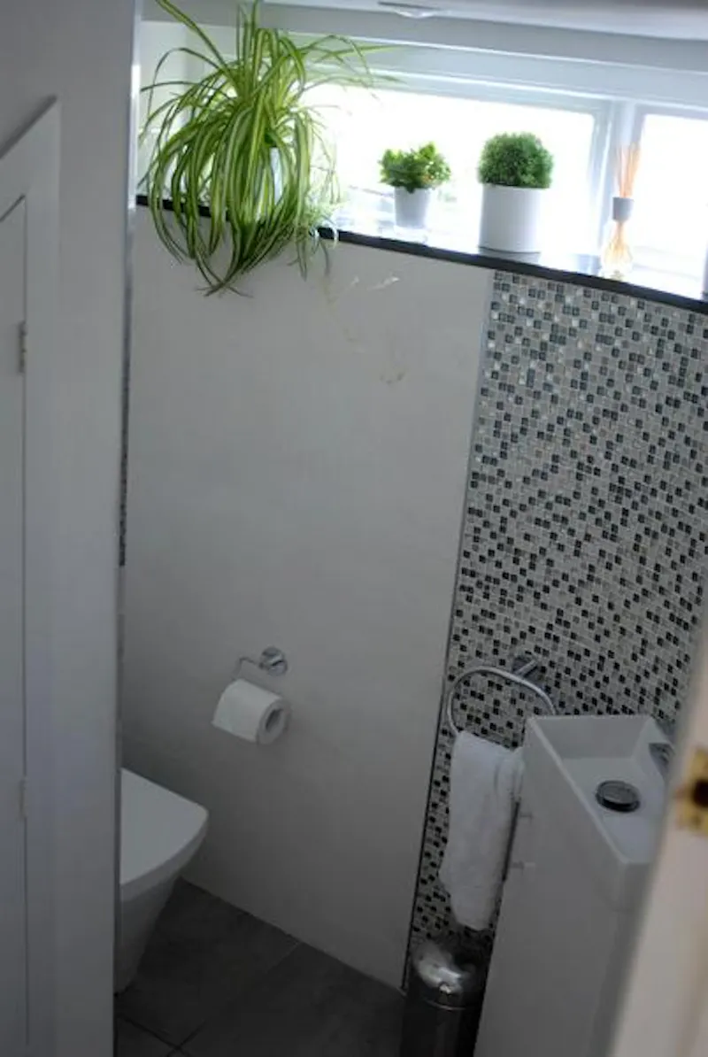 Bathroom at Film location D2279 in London (photo 39)