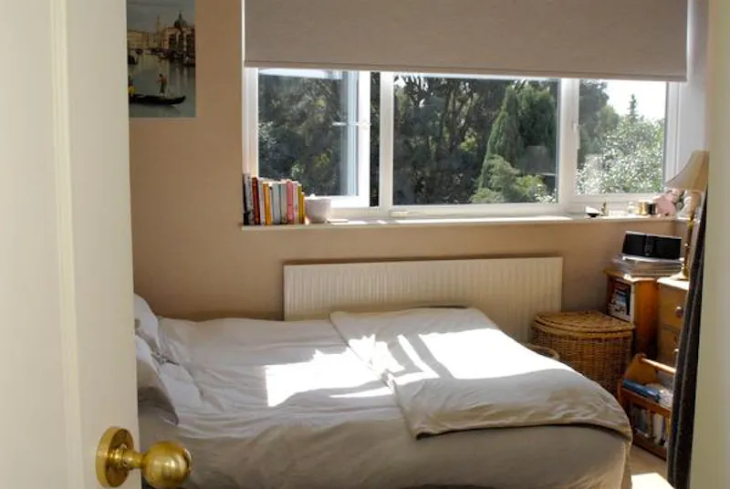 Bedroom at Film location D2279 in London (photo 40)