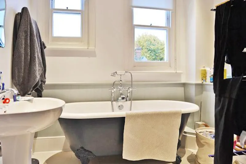 Bathroom at Turnham Green family home, B1699 (photo 15)