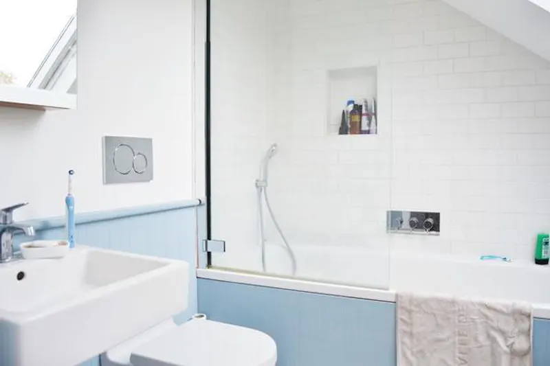 Bathroom at Turnham Green family home, B1699 (photo 19)