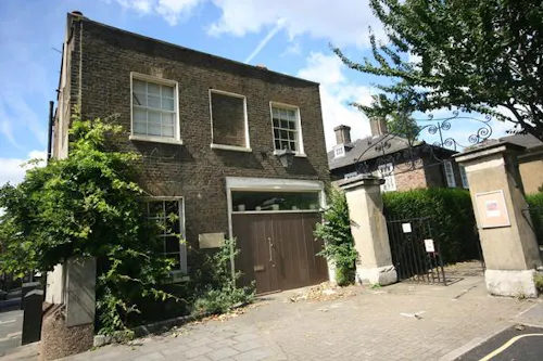Clapham Coach house, B1703