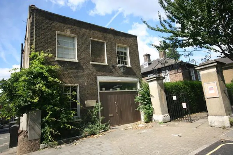 Gate at Clapham Coach house, B1703 (photo 1)