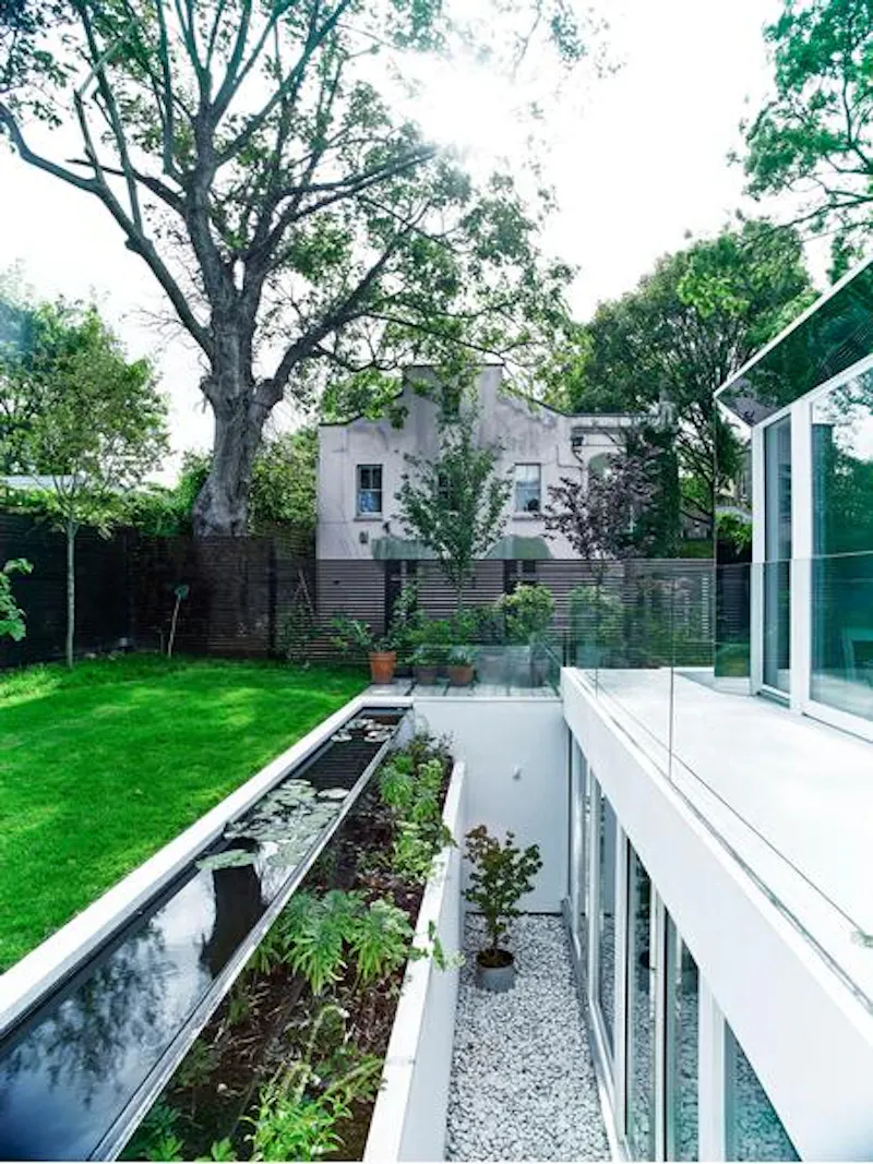 Garden at Concrete Clapham house , K408 (photo 14)