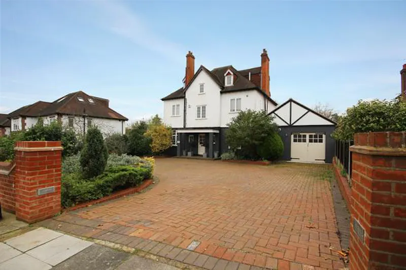 Driveway at Film location D2231 in London (photo 1)