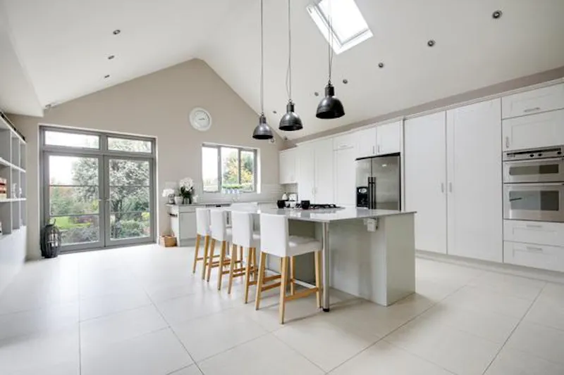 Kitchen at Film location D2231 in London (photo 2)