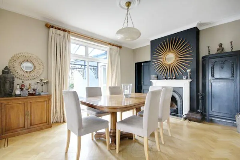 Dining room at Film location D2231 in London (photo 9)