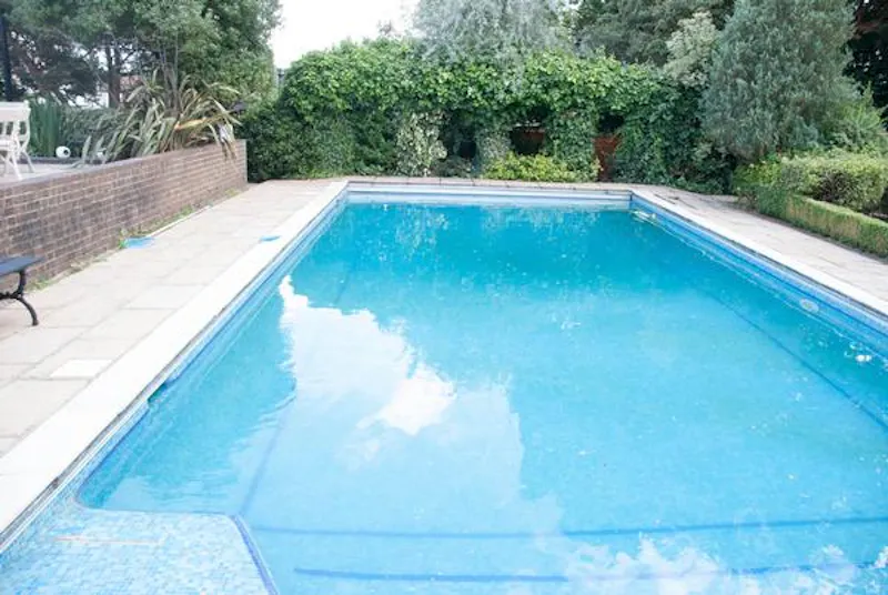 Swimming pool - outdoor at Film location D2231 in London (photo 24)