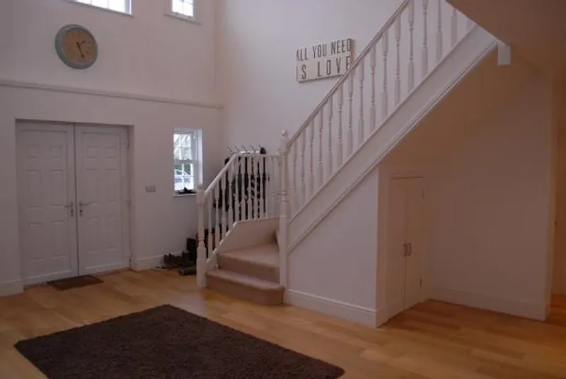 Entrance hall at Film location D2232 in London (photo 2)