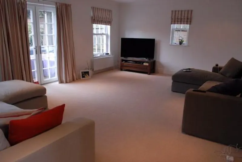 Living Room at Film location D2232 in London (photo 6)