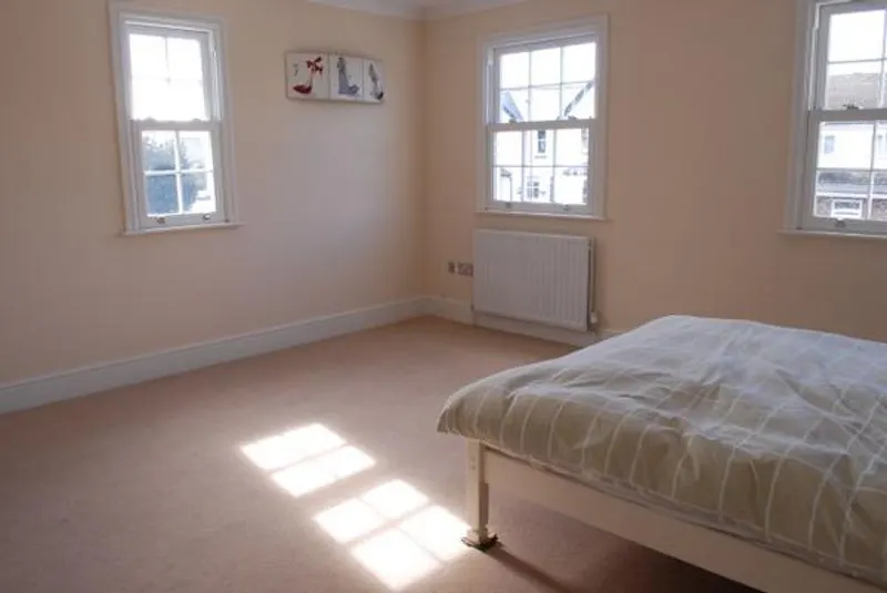 Bedroom at Film location D2232 in London (photo 10)