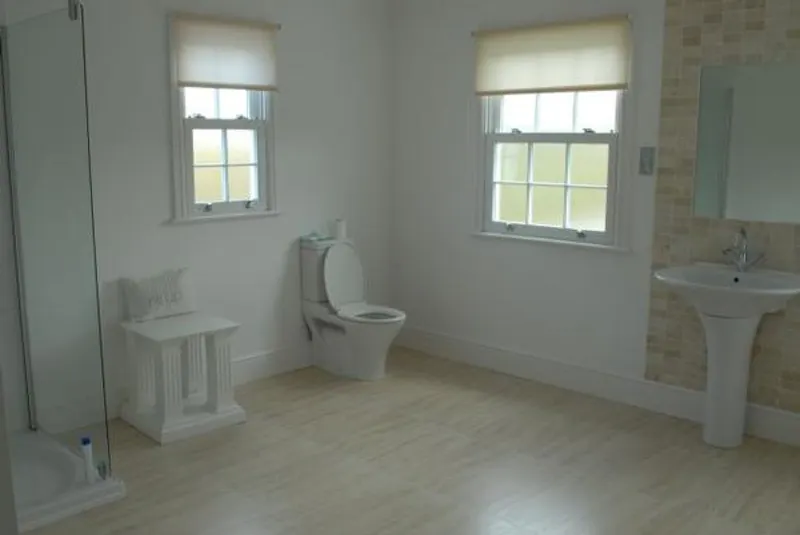 Bathroom at Film location D2232 in London (photo 15)