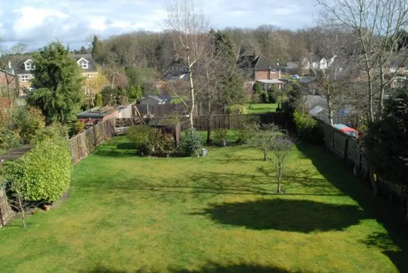 Garden at Film location D2232 in London (photo 17)