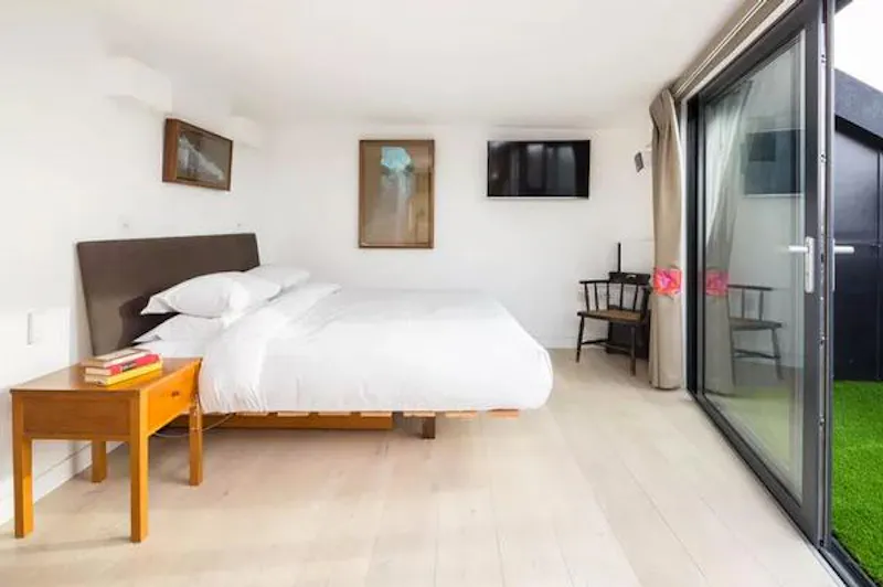 Bedroom at Open plan flat by Regent's Canal, F1097 (photo 16)