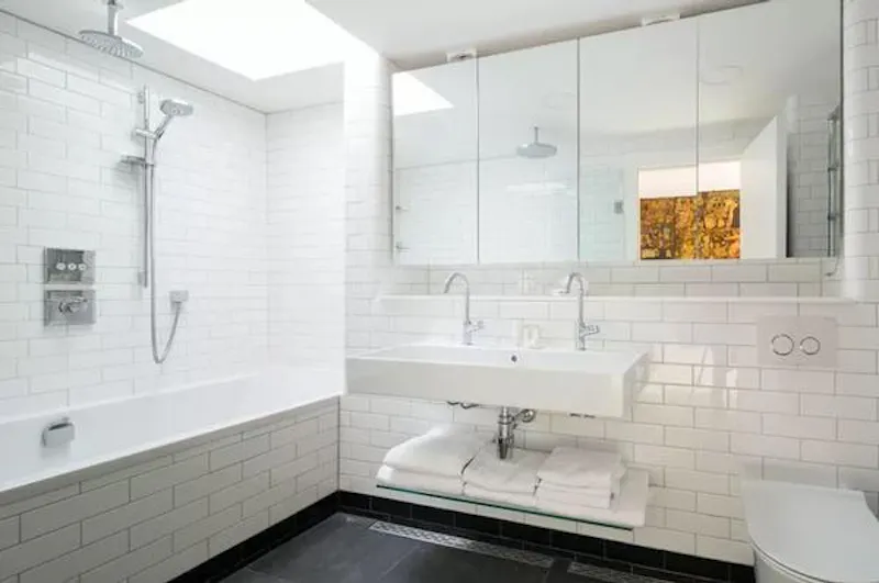 Bathroom at Open plan flat by Regent's Canal, F1097 (photo 18)