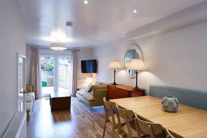 Dining room at Versatile house Waterloo, D2233 (photo 8)