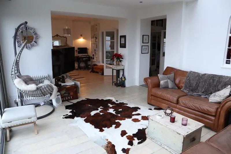 Living Room at Film location D2234 in Somerset (photo 3)