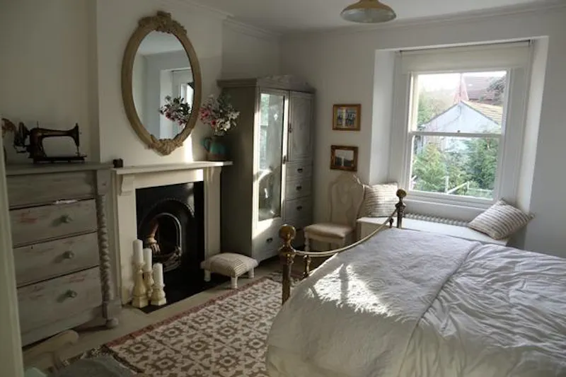 Bedroom at Film location D2234 in Somerset (photo 25)