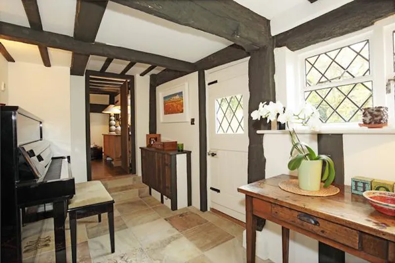 Entrance hall at Film location C861 in Kent (photo 6)