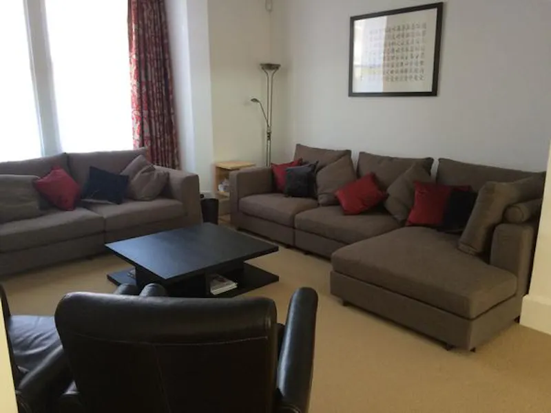 Detached  Ealing house, B1710 (photo 19)