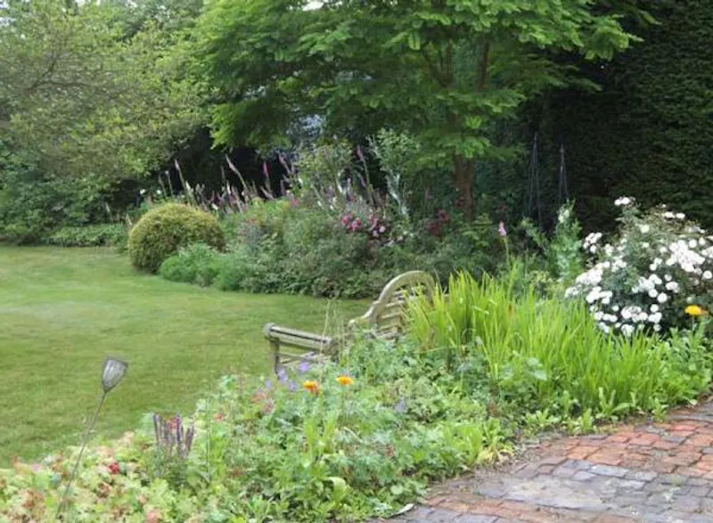 Garden at Film location C862 in Suffolk (photo 26)