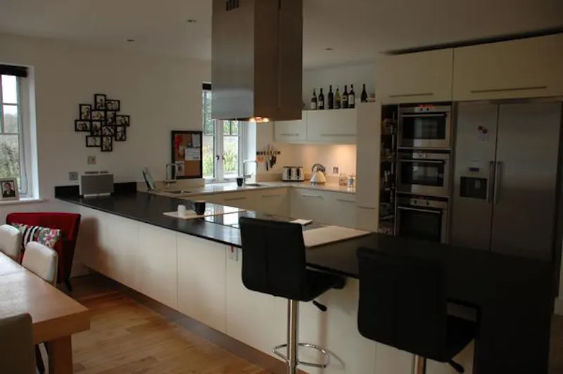 Kitchen at Film location D2236 in Hertfordshire (photo 6)