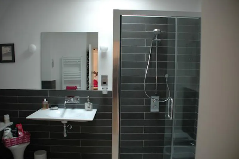 Bathroom at Film location D2236 in Hertfordshire (photo 19)