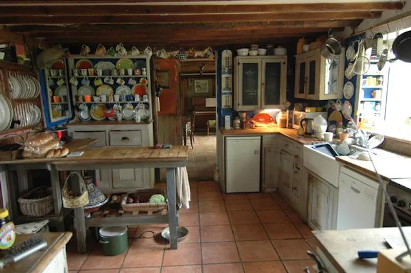 Kitchen at Rustic 50 acre farm near Aylesbury, Q116 (photo 3)
