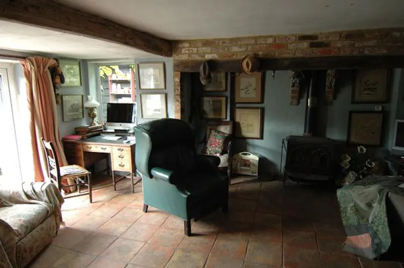 Study at Rustic 50 acre farm near Aylesbury, Q116 (photo 7)