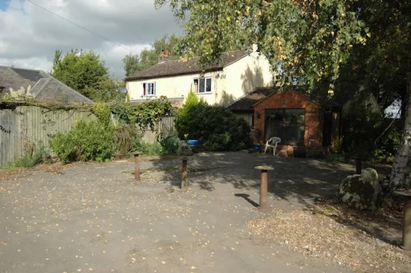 Driveway at Rustic 50 acre farm near Aylesbury, Q116 (photo 34)