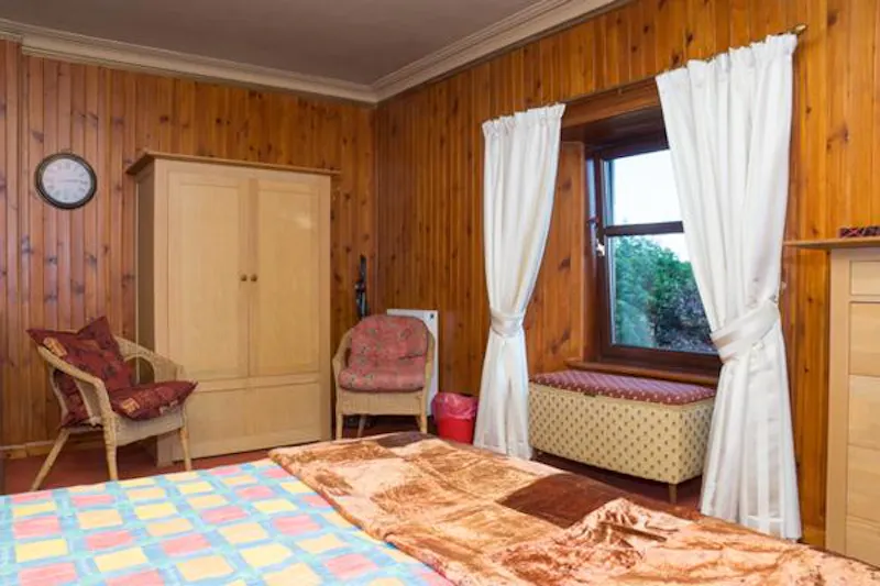 Bedroom at Dumbreck double fronted house, B1711 (photo 6)